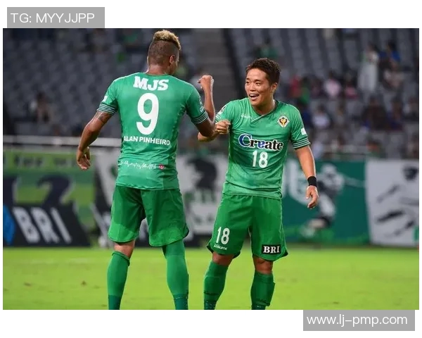 熊本深与冈山绿雉的激烈对决展现足球魅力与团队精神